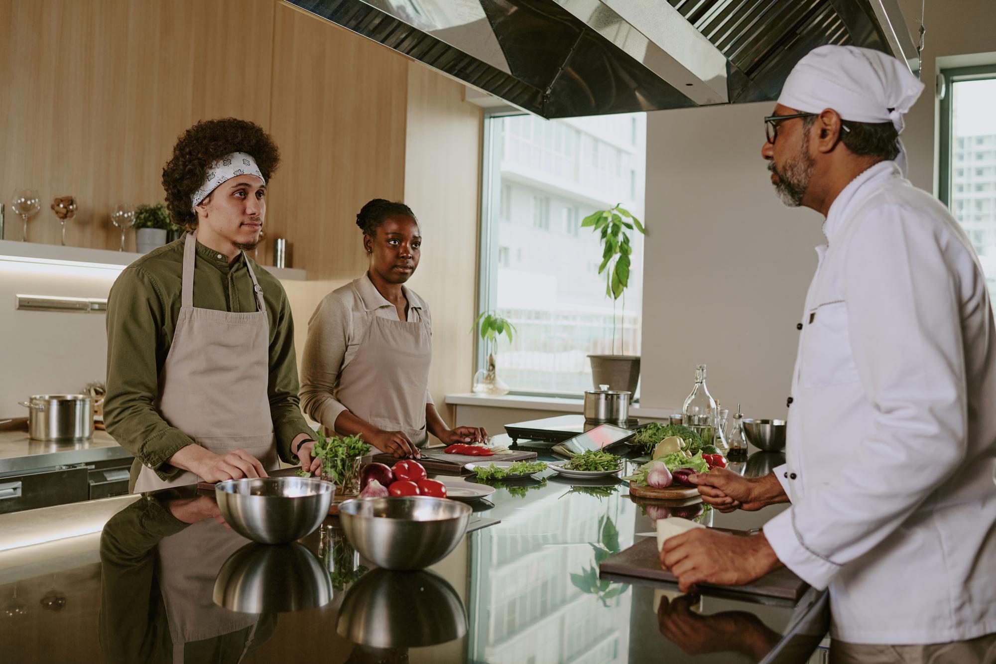 Chef a ensinar num atelier de cozinha moderno